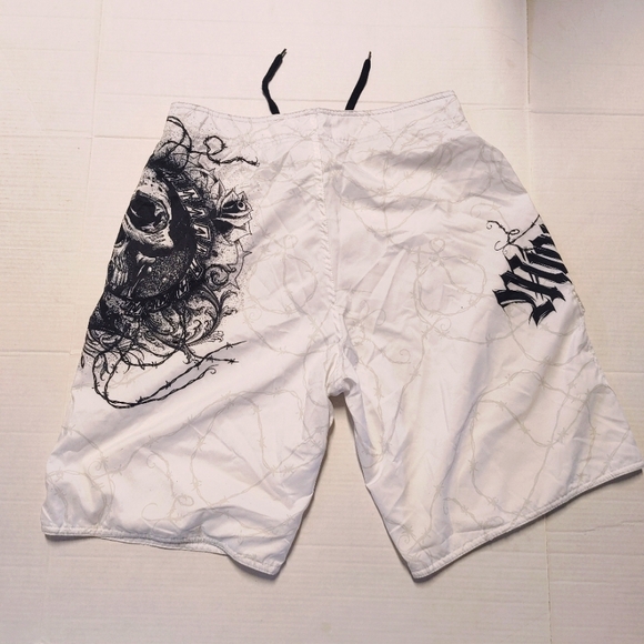 Miami Ink Grunge White Skull Graphic Shorts Size 38 - Picture 4 of 8